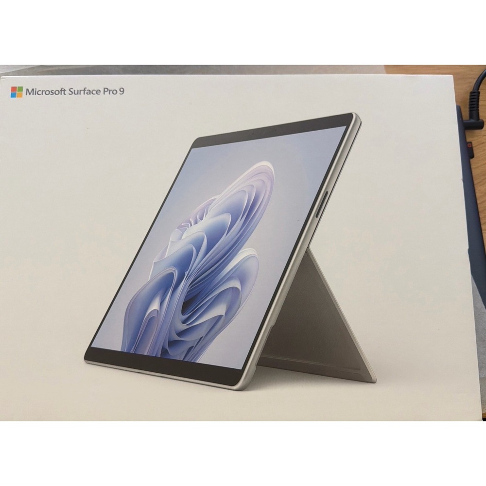 NEW Microsoft Surface Pro 9 Core i5-1235U 8GB RAM 128GB SSD 13" Touch W11 silver
